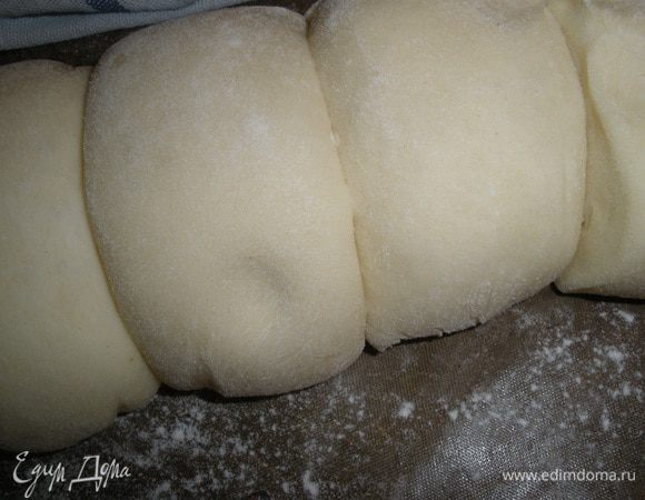 Нажать пальцем на булочку. Если ямка быстро выпрямляется - хлебу надо еще постоять. Если не выпрямляется - перестоял. А вот если вы нажали и она наполовину выпрямилась, а затем стала медленно  расти - хлеб ГОТОВ ДЛЯ ВЫПЕЧКИ! 