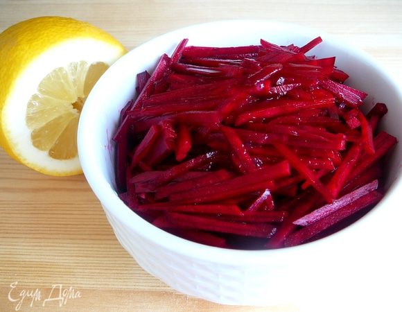 Свеклу нашинковать и замариновать в смеси оливкового масла, соевого соуса, сухого имбиря и лимонного сока.