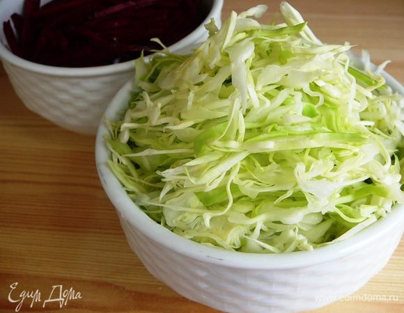 Капусту также мелко нашинковать