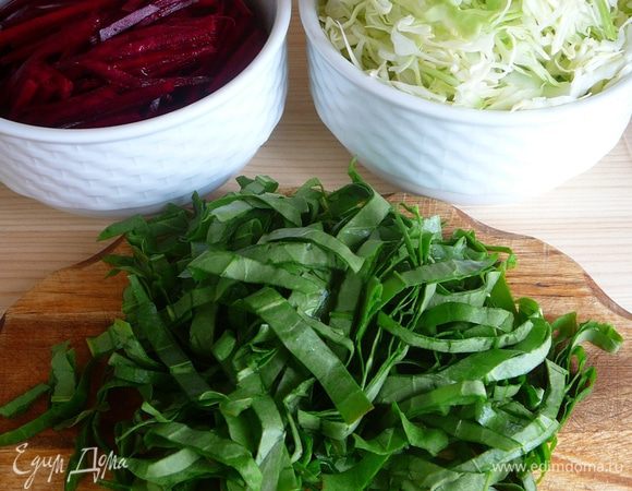 Щавель помыть, обсушить и нарезать тонкой соломкой.