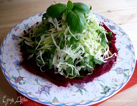 На тарелку выложить свеклу, а сверху горкой выложить капусту со щавелем.