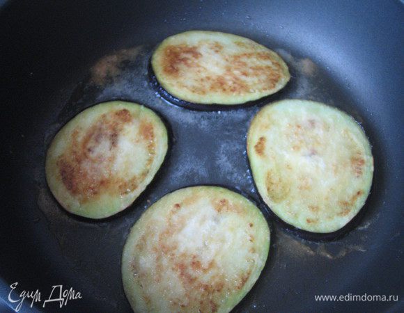 Порезать баклажан кружочками,посолить,обвалять в муке и обжарить.