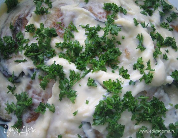 Складываем слоями:слой баклажан,майонез  и выложить на баклажаны,посыпать зеленью.