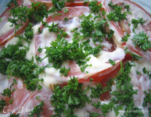 Далее слой помидор,также промазать майонезом,посыпать зеленью.