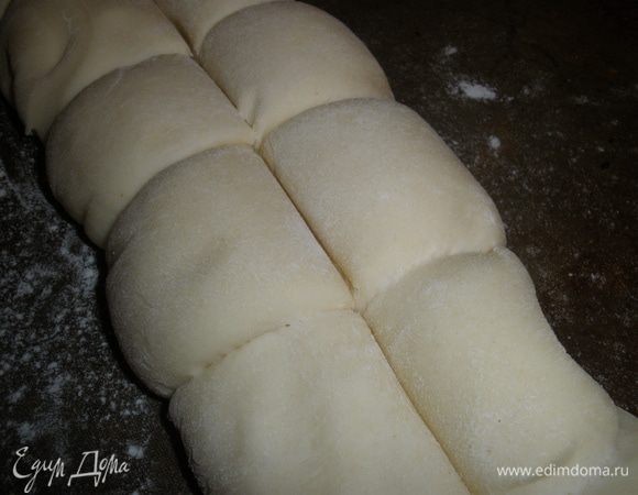 Духовку нагреть до 200 градусов. Перед выпечкой, хлеб надрезать по всей длине острым ножом. Выпкать 35 минут до румяной корочки. 