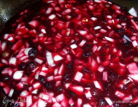 Смешать ингредиенты для маринада, ягоды хорошо раздавить...