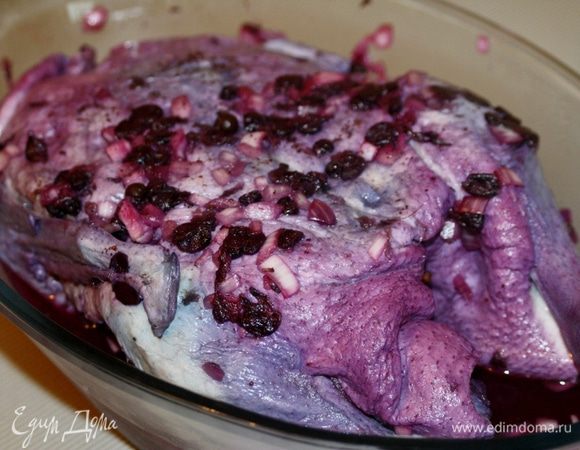 В посуду для маринования наливаем немного маринада, кладем туда утку и заливаем оставшимся маринадом.