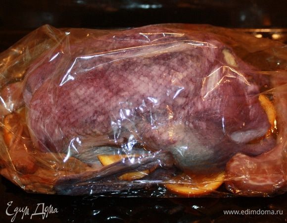 Нагреть духовку до 180 гр..
Утку положить в пакет для запекания, обложить дольками апельсина и отправить в духовку на полтора часа.