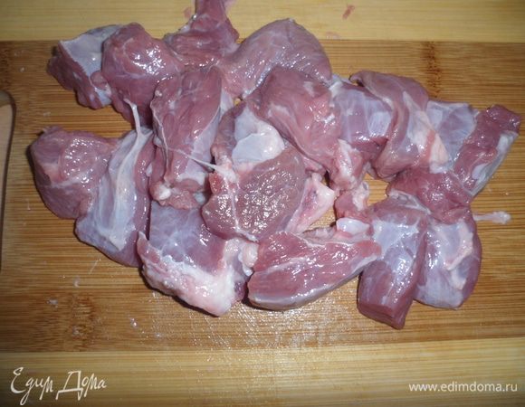 Мясо промыть и нарезать