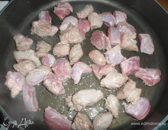 Сковороду разогреть с растительным маслом и выложит мясо. Обжарить мясо, посолить и поперчить.