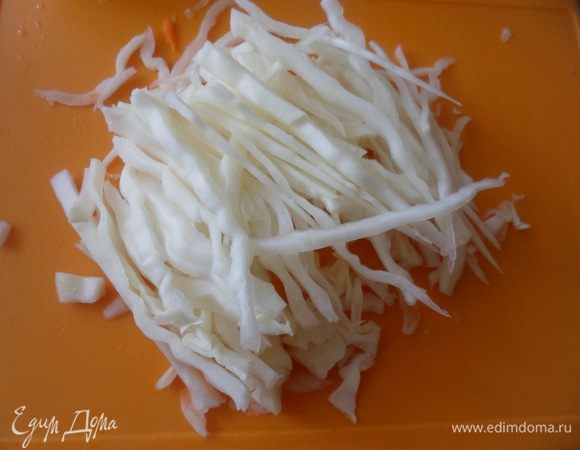 Нарезать капусту. Выложить в кастрюлю, залить бульоном и поставить тушиться минут на 20. Посолить и поперчить.