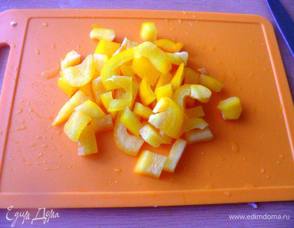 Нарезать крупными кубиками болгарский перец