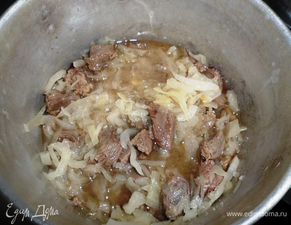 К капусте добавляем мясо и колбасу (порезанную на небольшие кубики).