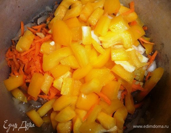 Через 15 минут добавить морковь, лук и болгарский перец и тушить еще 40 минут.