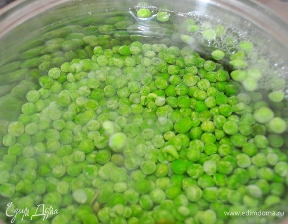 Довести воду до кипения,посолить и забросить в кипящую воду зелёный горошек,бланшировать 4 мин.Затем откинуть на дуршлаг,дать остыть.
