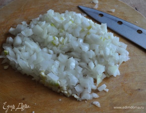 Лук и чеснок очистить,мелко порубить.

Нагреть в сковороде раст.масло и обжарить в нём лук и чеснок до полупрозрачности.