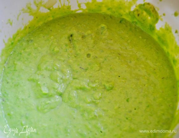 взбить все ингредиенты в однородную массу.Приправить по вкусу солью,перцем и сахаром.Готовый паштет охладить.