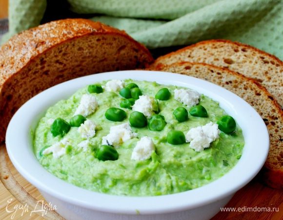 При подаче посыпать горошком и кусочками сыра.Очень вкусно такой паштет намазать на ржаной хлеб или на поджаренные гренки из белого хлеба.Приятного аппетита!