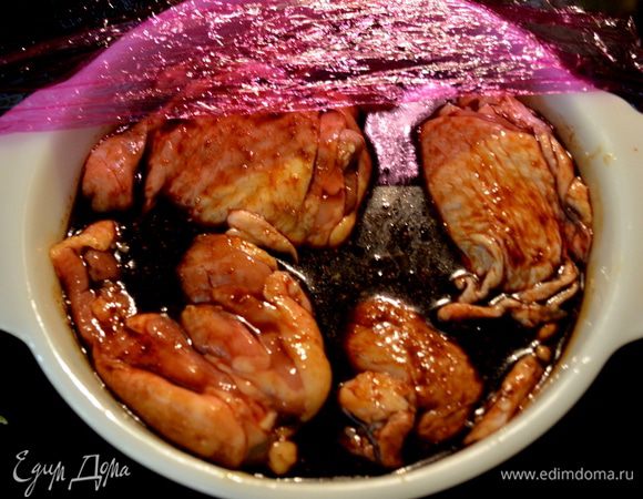 Смешать все:меласса и уксус,цедра в небольшом блюде.Отложить 1/4 стак.Остальное в пакет или оставить в блюде,выложить поверх курин.бедра и ножки и в холодильник на 1час.