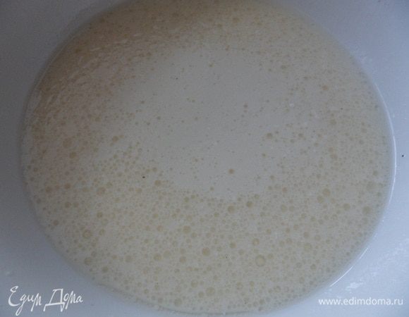 Для теста: смешать сахар, соль и молоко, размешать до полного растворения. Добавить сливочное и растительное масло