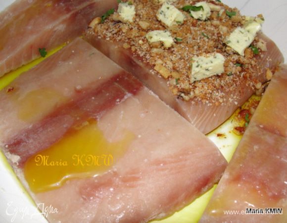 Уложить семгу в форму для запекания, сбрызнув дно формы и верхнюю часть семги оливковым маслом.