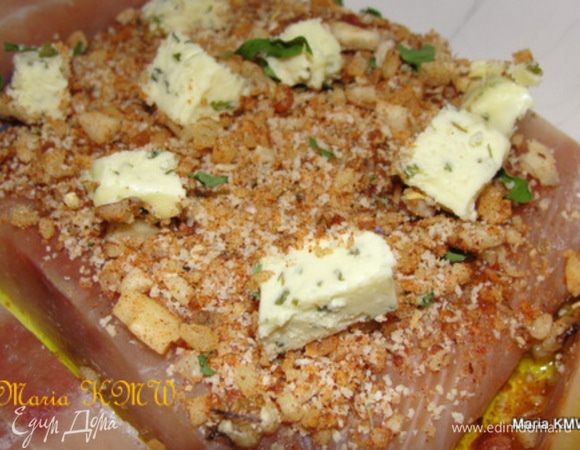 Присыпать филе смесью из орешков. Выложить сверху кусочки сливочного масла. Сбрызнуть лимонным соком.
Выпекать 25-40 минут, в предварительно разогретой духовке при 200 С.