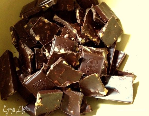 Поломать на маленькие кусочки шоколад , положить его вместе с водой в миску и растопить на водяной бане. Оставить нагреваться на слабом огне, только чтоб не кипело.