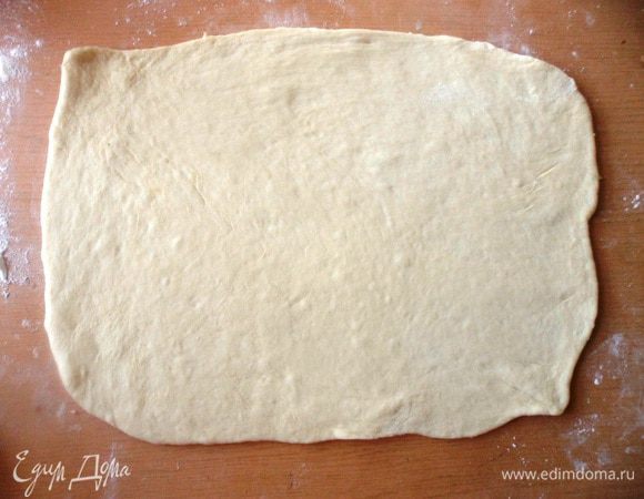 Подошедшее тесто раскатать в пласт