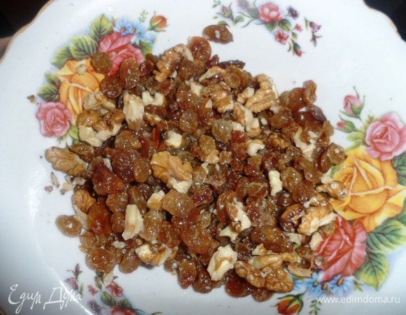 Смешать измельченные грецкие орехи, изюм и сахар