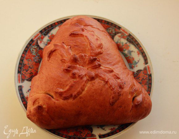 Подошедшее тесто обмять,разделить на две части.И тут зависит какой формы Вы хотите кулебяку..круглую,квадратную,треугольничком или прямоугольную))Раскатываем тесто, кладём начинку и закрываем вторым пластом теста.Края хорошо слепляем.По краям делаем небольшие надрезы,смазываем яйцом и в духовку разогретую до 180С на 50 -60 минут.
Приятного аппетита)))
у меня из этого количества получилось три треугольных кулебяки))