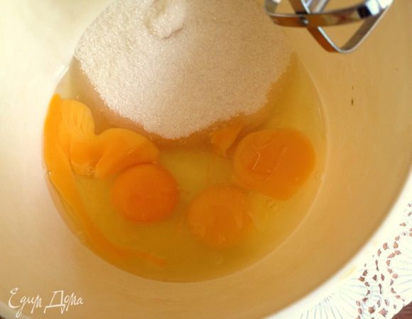 Взбить яйца и сахар в белый крем