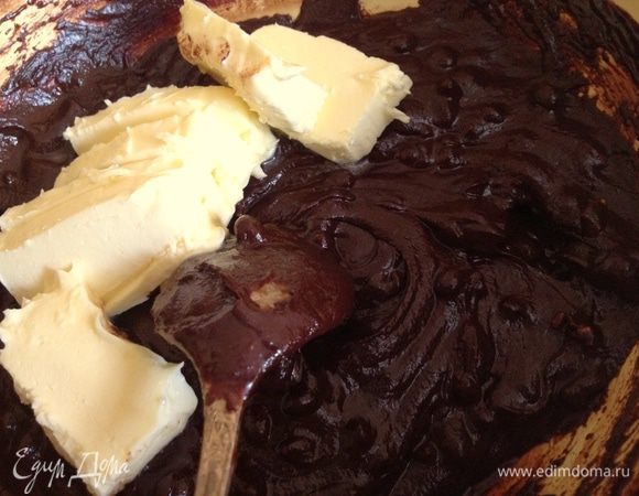 В не совсем остывшей шоколадной массе растворить слив.масло