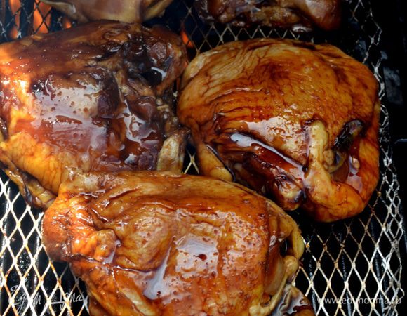 Оставленную часть 1/4 поставить на огонь и кипятить примерно 5мин.
Разогреть гриль.Курицу вытащить из пакета,посолить и поперчить.
Выложить на гриль и жарить 20мин. переворачивая, если у вас  духовка тем-ра до 200гр.Запекаете до готовности.