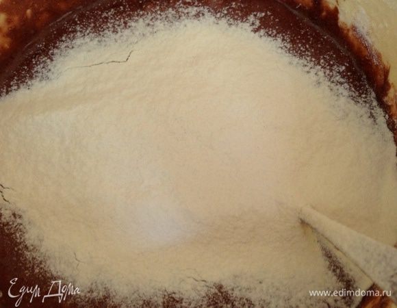 затем добавить в сахарно-яичный крем, перемешать. В эту массу частями добавить просеянную муку, добавить орехи, и перемешать.