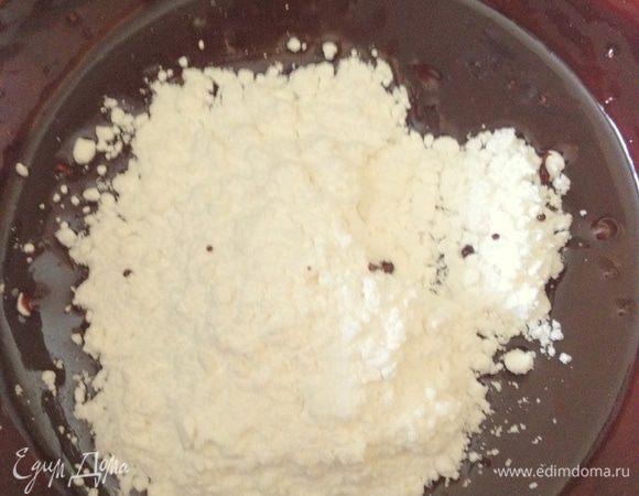 Приготовим глазурь: растопим шоколад с водой на водяной бане, добавить сахарную пудру и слив.масло, перемешать