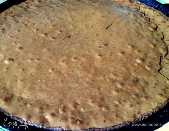 Достаем бисквит из духовки, остужаем и режем на квадраты(размером каким больше нравится), 