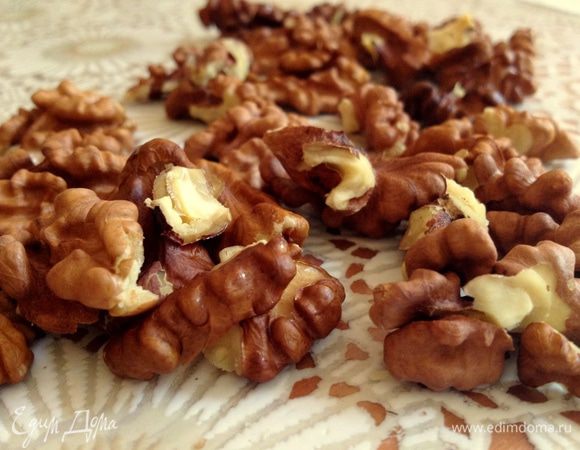 поливаем их глазурью, и пока глазурь не остыла украшаем половинками орехов