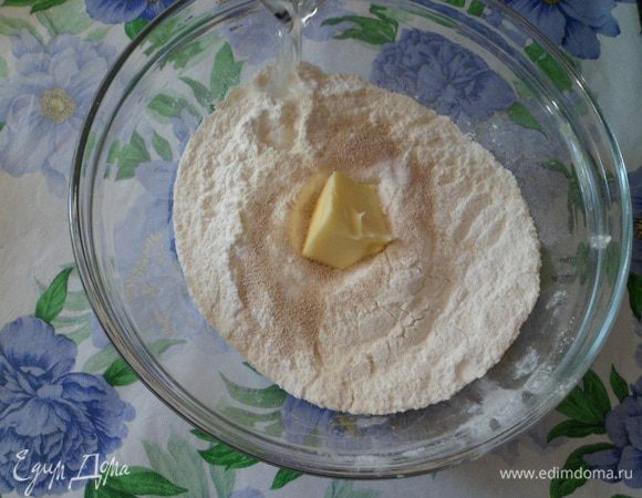 Смешать все сухие ингредиенты для теста, добавить воды и 50 гр. масла и замесить тесто. Поставить его на 20 минут в морозилку.