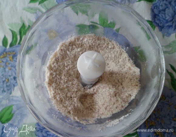 Пока тесто стоит в морозилке, сделать начинку следующим образом: миндаль и сахарную пудру пропустить через блендер и добавить один белок. Вымесить «тесто» и положить в холодильник. Вторым вариантом начинки может служит шоколад. 