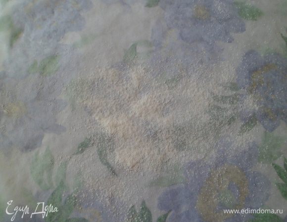 Взять пергаментную бумагу или пищевую плёнку, подпылить её мукой, положить 250 гр. замороженного масла и отбить скалкой.