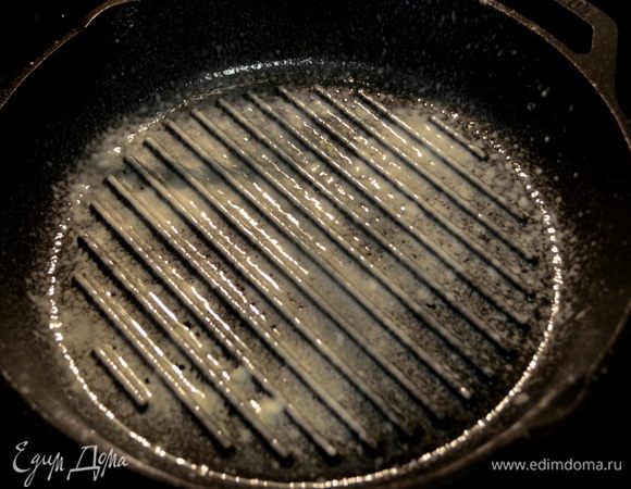 Смажем сковороду или форму слив.маслом.