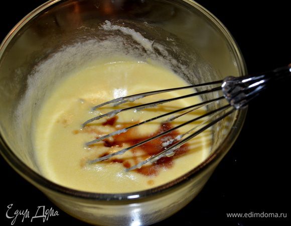 Слив.масло и 3/4 стак.сахара взбьем до мягкого состояния миксером.Добавим по одному яйцу,затем ваниль.Все перемешаем.