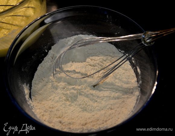 Отдельно смешаем муку,разрыхлитель и соль.