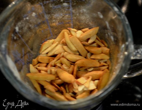 Подготовим топпинг из миндаля, смешав отдельно в посуде миндаль,2стол.л сахар и корица.