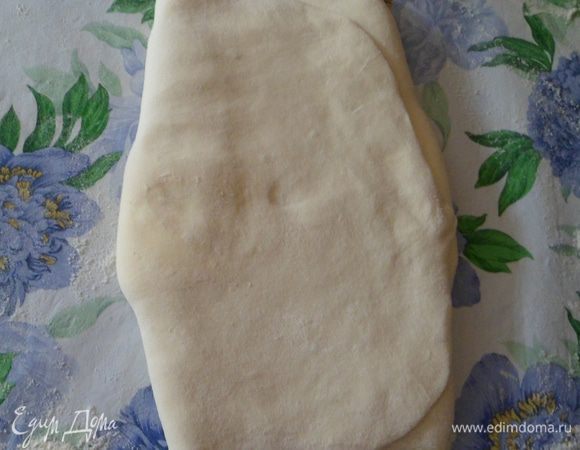 Сложить тесто в три слоя и раскатать в прямоугольник.