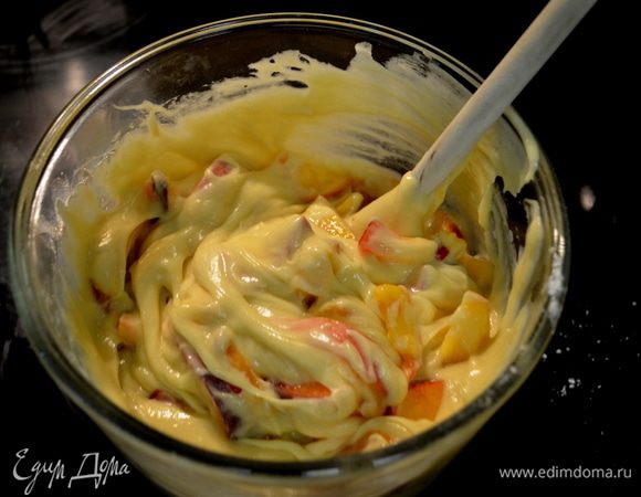 Добавим в масляную массу смешанную муку и персики,все осторожно перемешаем.