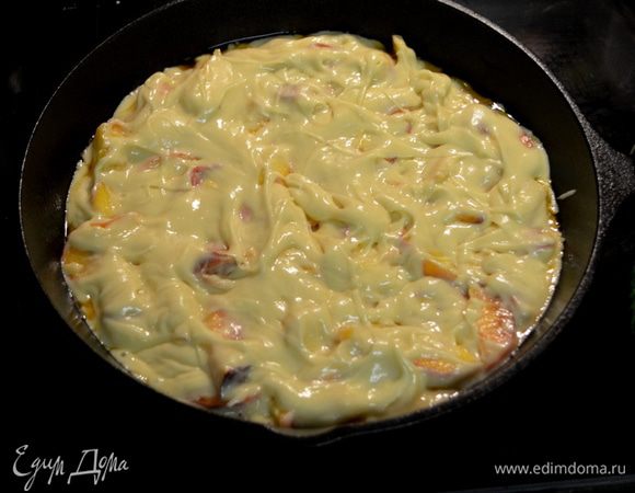 Выложим все на сковороду или в форму.Разровняем.