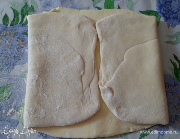 Сложить тесто в четыре слоя и раскатать в прямоугольник, затем опять сложить в 4 слоя и убрать в морозилку на 15 минут. Процедуру повторить 3 раза. Затем опять раскатать и сложить тесто в 4 слоя и поставить в морозилку на 30 минут.