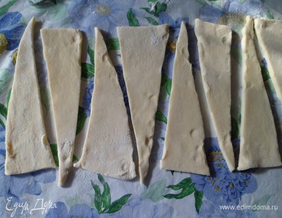 После того, как тесто простоит в морозилке 30 минут, достать его и раскатать в прямоугольник толщиной 5 мм, обрезать края и нарезать треугольники.