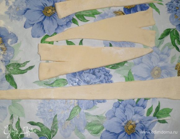 Надрезать треугольники и равномерно вытянуть их так, чтобы они были толщиной в 1,5 мм. Положить начинку и аккуратно скатать в круассан.
 